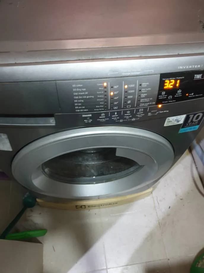 Trước sửa máy giặt cửa trước Electrolux tại Quận 3 — thợ Phan Chí Tâm