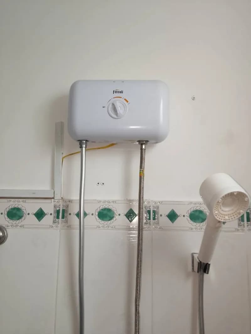 Trước sửa máy nước nóng trực tiếp Kangaroo tại Bình Chánh — thợ Đỗ Văn Nhiều