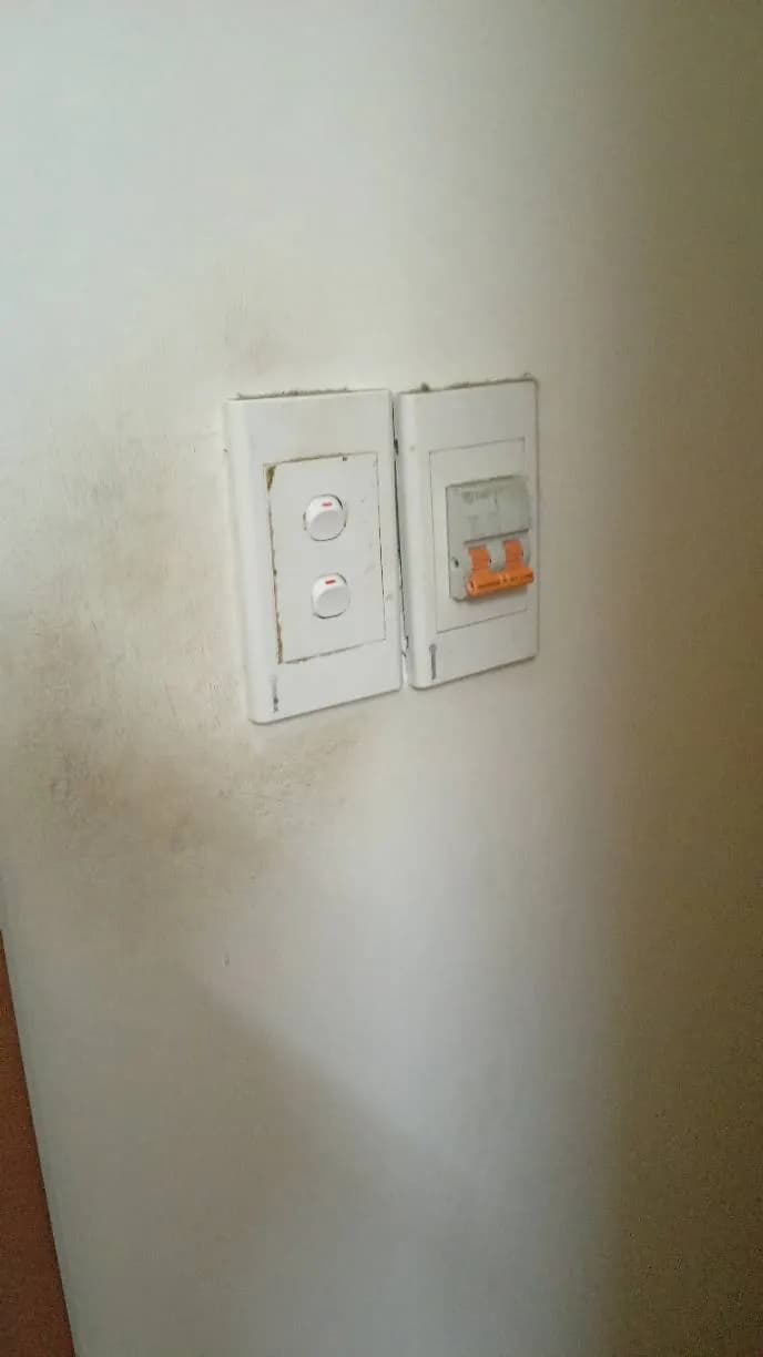 Sau khi hoàn thành sửa công tắc điện tại Bình Thạnh — thợ Trần Văn Khanh