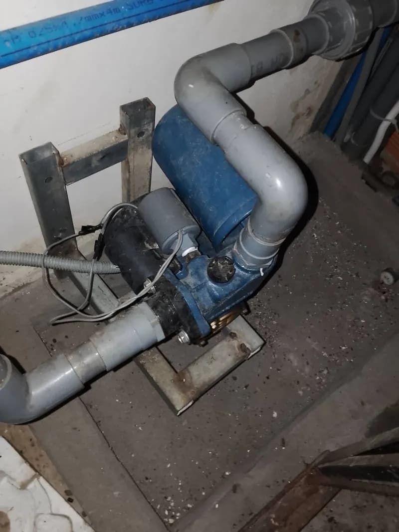 Sau khi hoàn thành sửa máy bơm nước tại TPHCM — thợ Đỗ Văn Nhiều