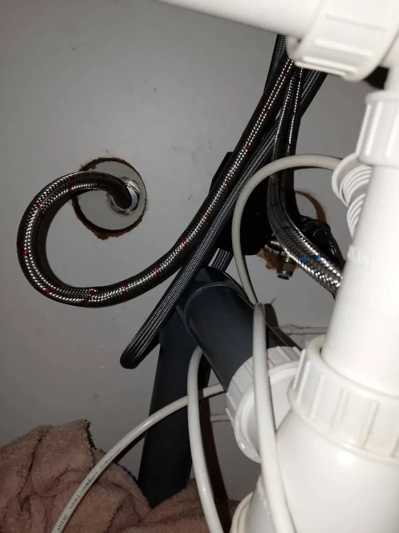 Thay dây cấp nước bồn rửa bị rò rỉ tại Quận 7 tại Quận 7