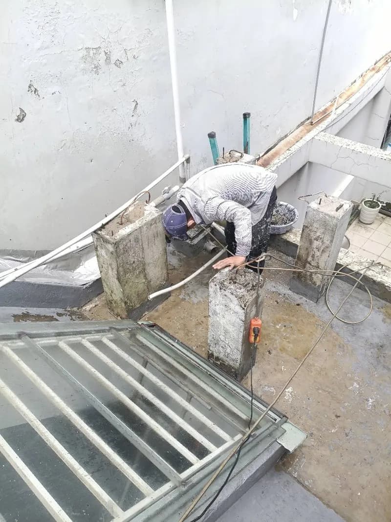 Trước sửa sân thượng tại Quận 10 — thợ Trần Ngọc Tùng