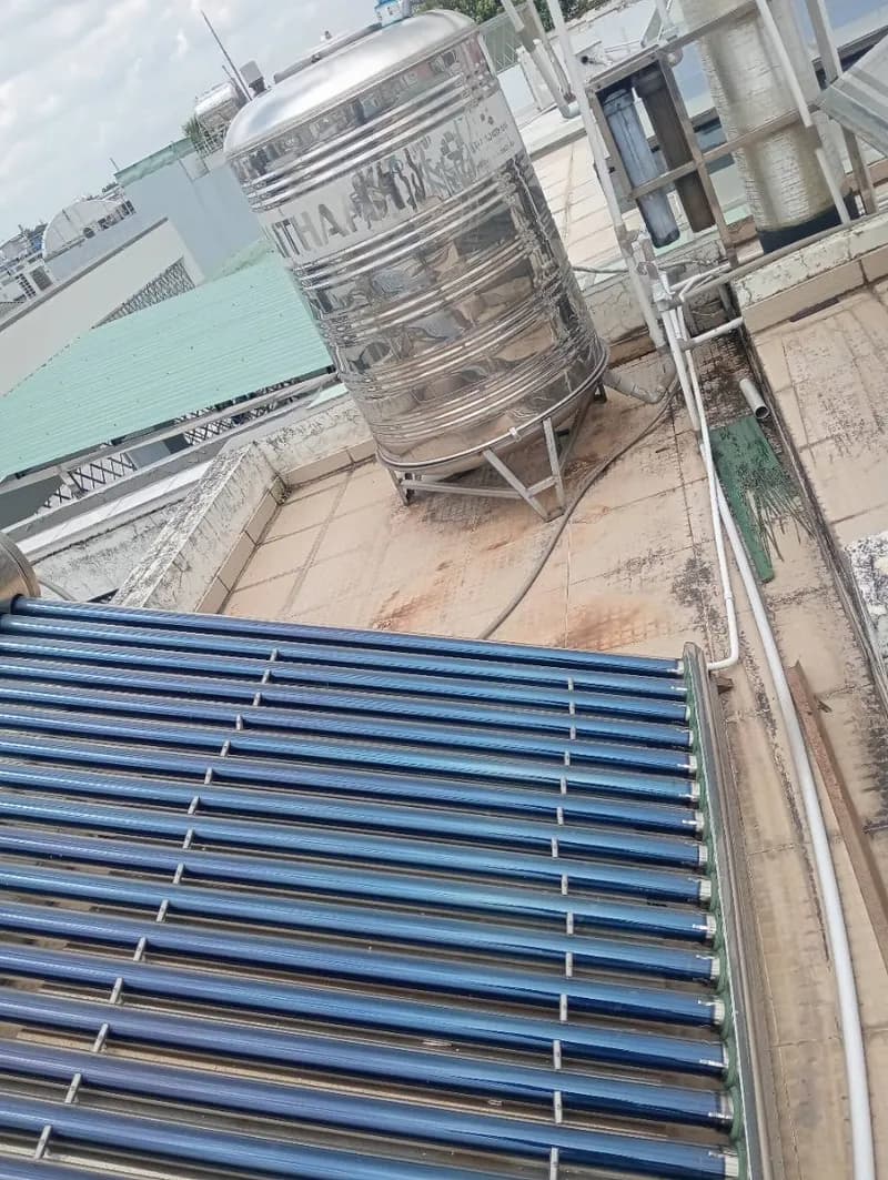Sau khi hoàn thành sửa máy nước nóng năng lượng mặt trời Đại Thành tại Bình Tân — thợ Võ Hồng Hải