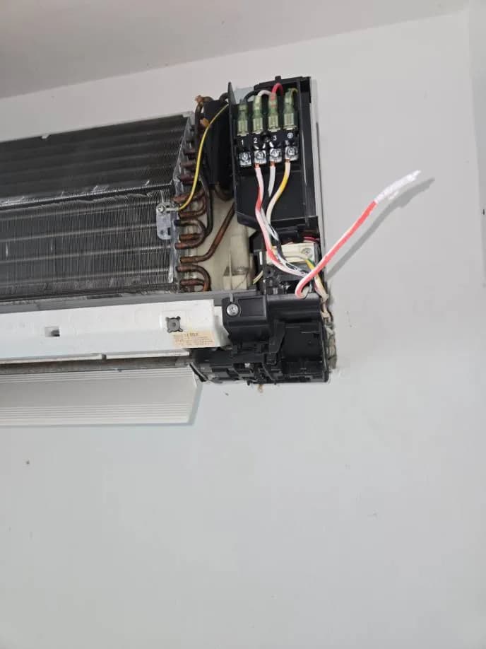Trước sửa máy lạnh treo tường tại Thủ Đức — thợ Lê Hữu Lộc