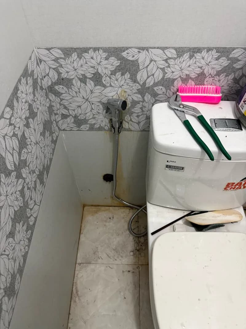 Sau khi hoàn thành sửa vòi xịt toilet tại Phú Nhuận — thợ Đặng Văn Thịnh