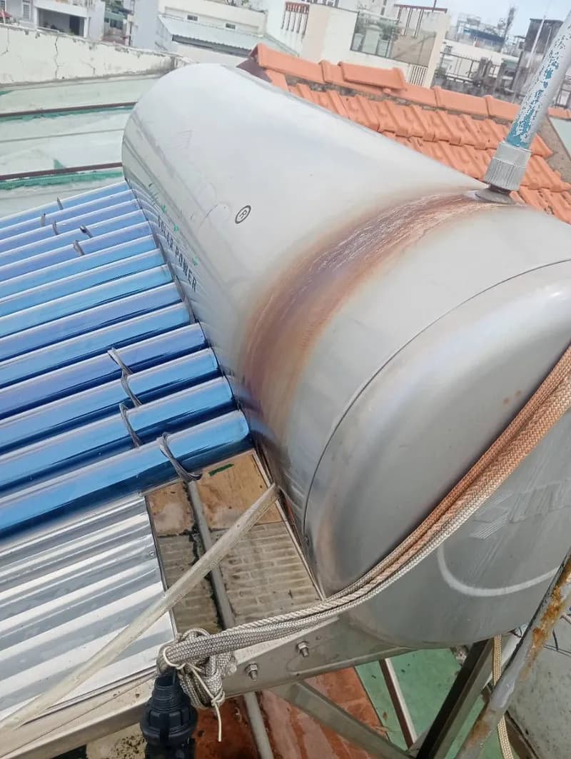 Trước sửa máy nước nóng năng lượng mặt trời Solar Power tại Phường 1, Tân Bình — thợ Võ Hồng Hải