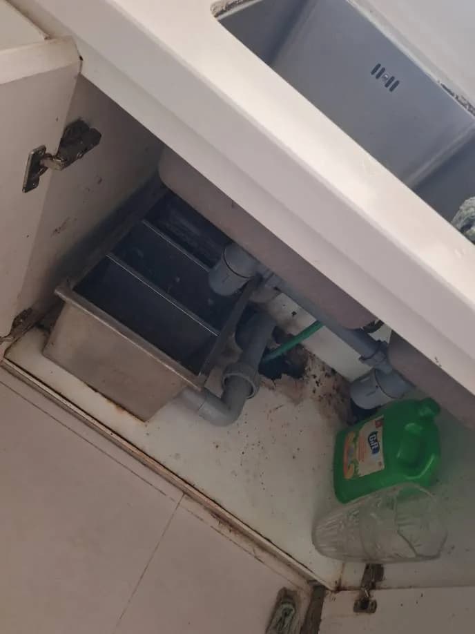 Trước sửa bồn rửa chén tại Quận 4 — thợ Trần Quốc Đông