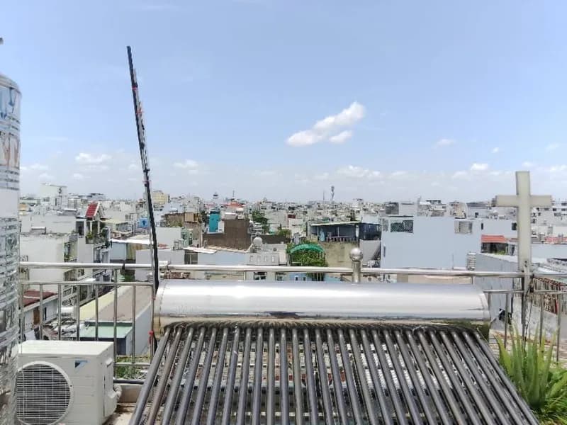 Sau khi hoàn thành sửa máy nước nóng năng lượng mặt trời tại Phường Bình Trị Đông A, Bình Tân — thợ Trương Công Việt Trân