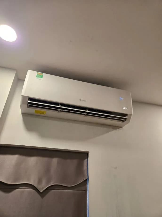 Sau khi hoàn thành sửa máy lạnh treo tường Gree tại Tân Phú — thợ Lê Hữu Lộc