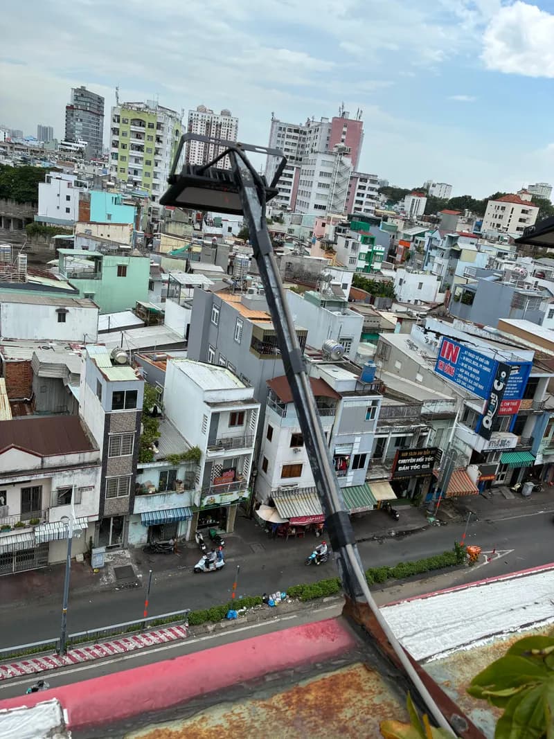 Sau khi hoàn thành sửa đèn LED tại Quận 1 — thợ Dương Oai