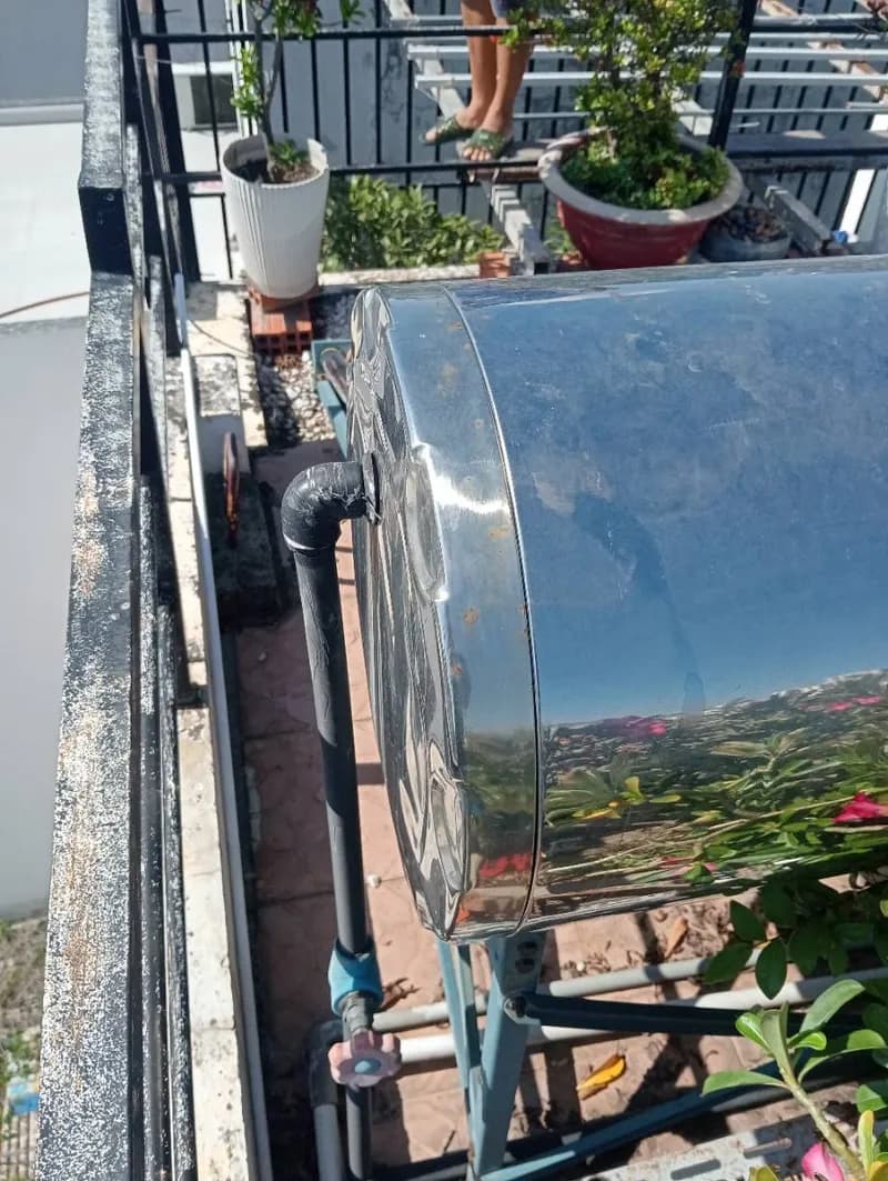 Trước sửa bình nước nóng năng lượng mặt trời tại Quận 6 — thợ Võ Hồng Hải