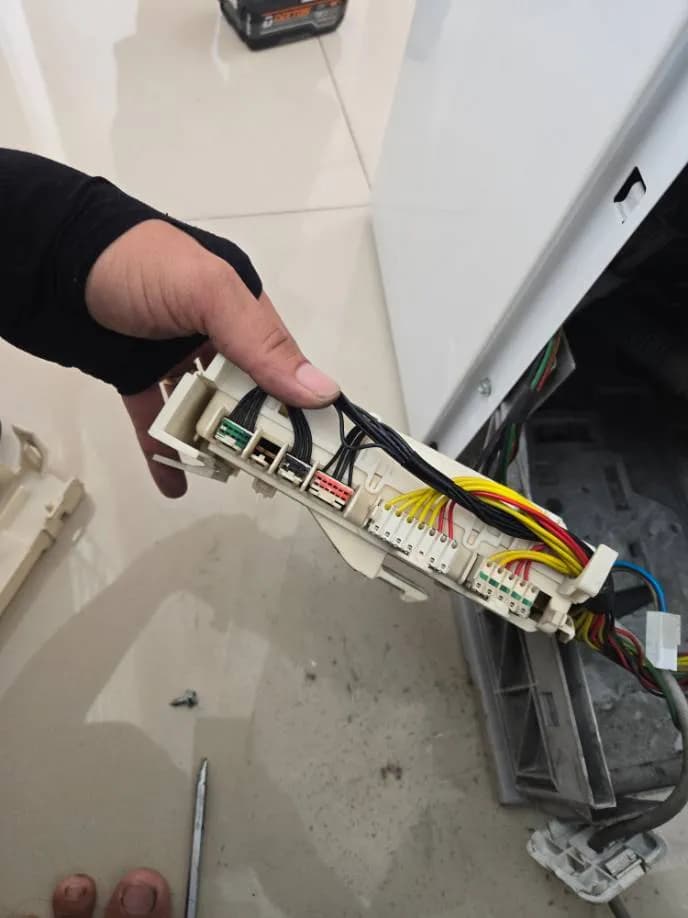 Trước sửa máy giặt cửa trước Electrolux tại Tân Bình — thợ Lê Hữu Lộc