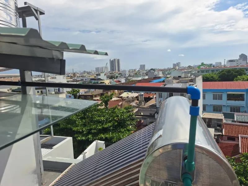 Sau khi hoàn thành sửa máy nước nóng năng lượng mặt trời Bình Minh tại phường phú định, Bình Chánh — thợ Trần Quốc Đông