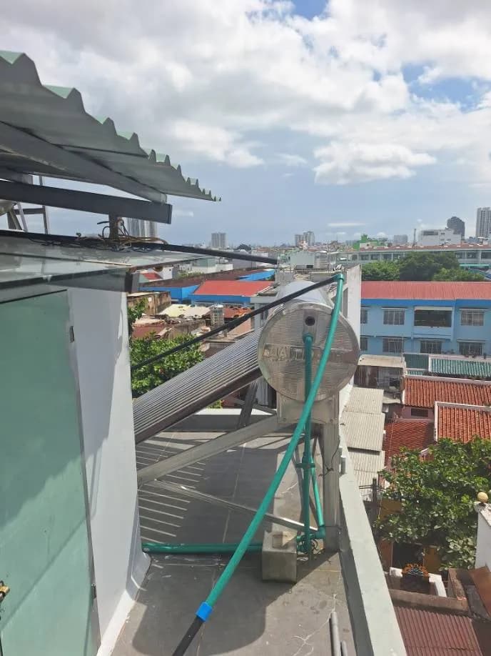 Trước sửa máy nước nóng năng lượng mặt trời Bình Minh tại phường phú định, Bình Chánh — thợ Trần Quốc Đông
