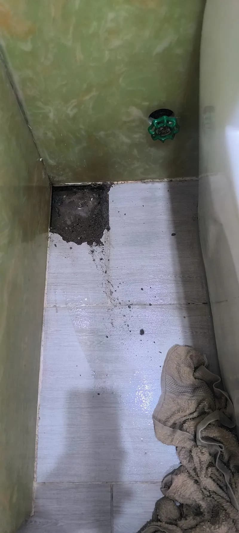 Sau khi hoàn thành sửa đường ống nước tại Tân Bình — thợ Bùi Văn An