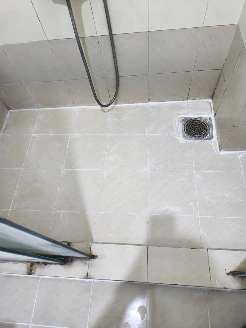 Trước sửa sàn nhà tắm tại Bình Thạnh — thợ Bùi Văn An