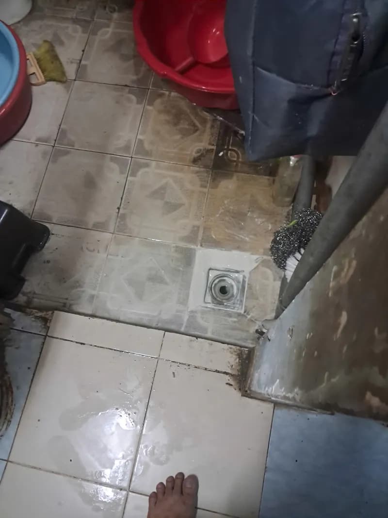 Trước sửa phễu thoát sàn tại Quận 8 — thợ Bùi Văn An