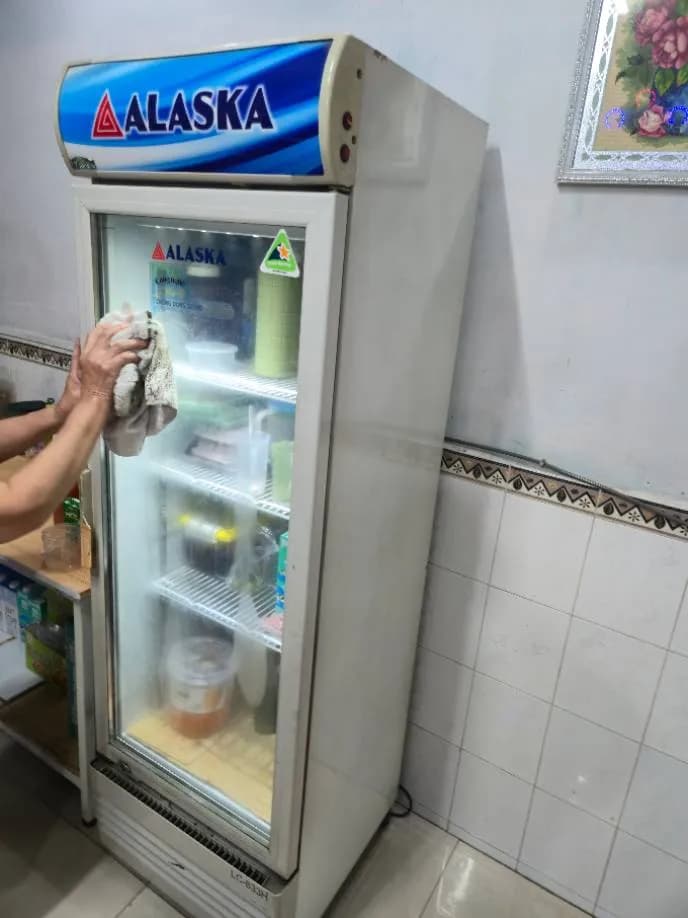 Sau khi hoàn thành sửa tủ mát Alaska tại phường Tân Sơn Hoà, Tân Bình — thợ Lê Hữu Lộc