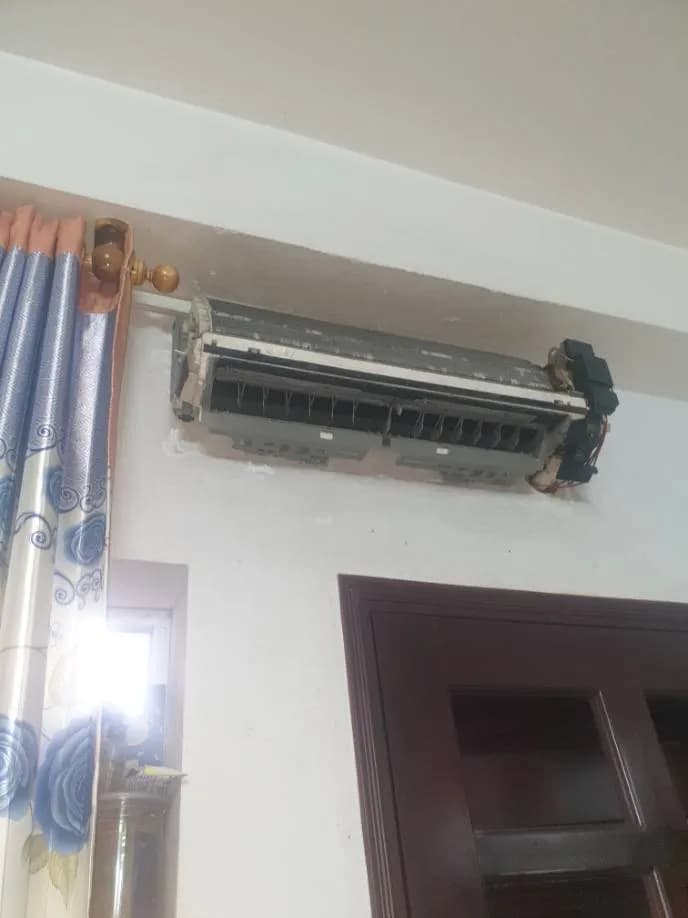 Sau khi hoàn thành sửa máy lạnh treo tường tại xã Bình Hưng tphcm, Bình Chánh — thợ Phan Chí Tâm