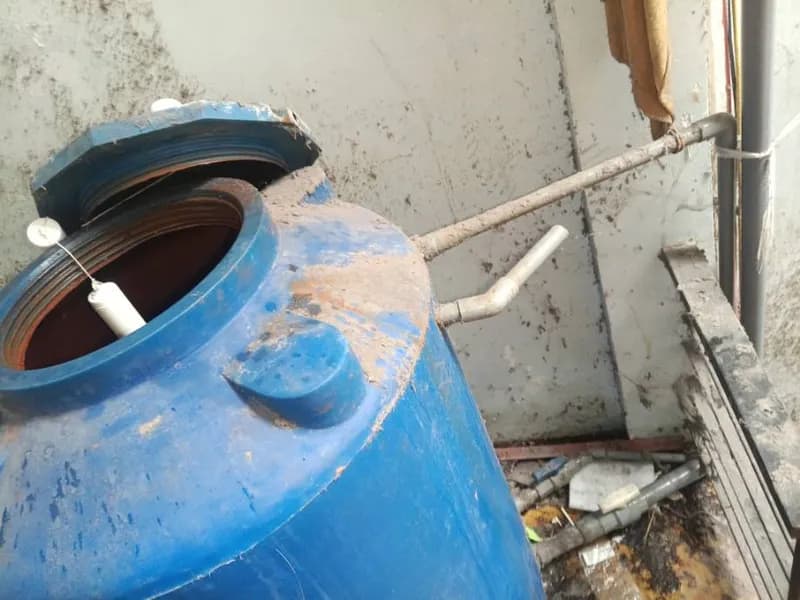 Trước sửa bồn nước tại Tân Bình — thợ Trần Ngọc Tùng