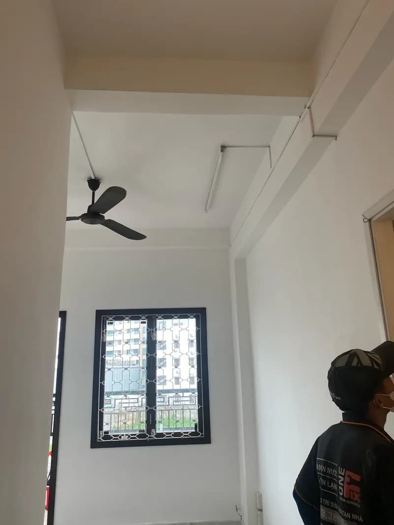 Trước sửa tường nhà Nippon tại phường nhiêu Lộc, Quận 3 — thợ Bùi Văn An