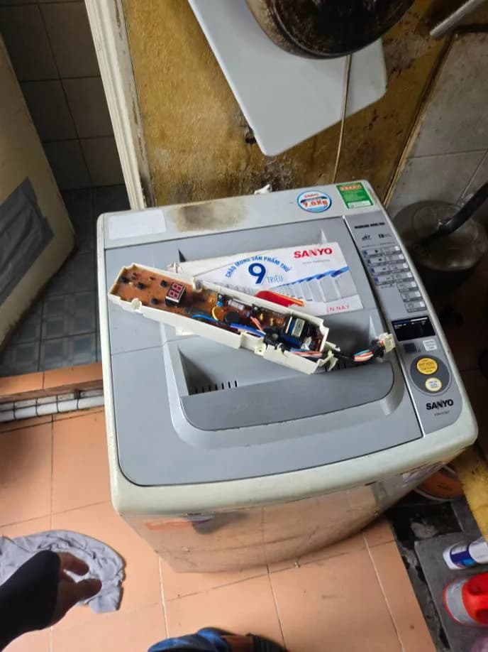 Trước sửa máy giặt cửa trên Sanyo tại Phường Sài Gòn, Quận 1 — thợ Lê Hữu Lộc