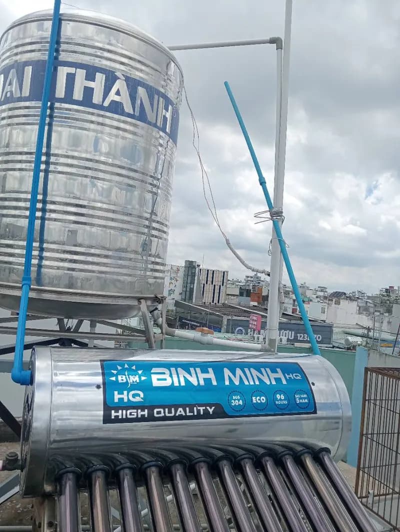 Sau khi hoàn thành sửa máy nước nóng năng lượng mặt trời Bình Minh HQ tại Gò Vấp — thợ Võ Hồng Hải