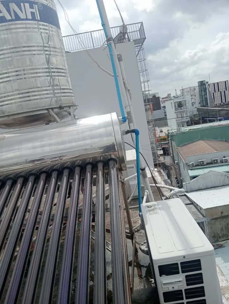 Trước sửa máy nước nóng năng lượng mặt trời Bình Minh HQ tại Gò Vấp — thợ Võ Hồng Hải
