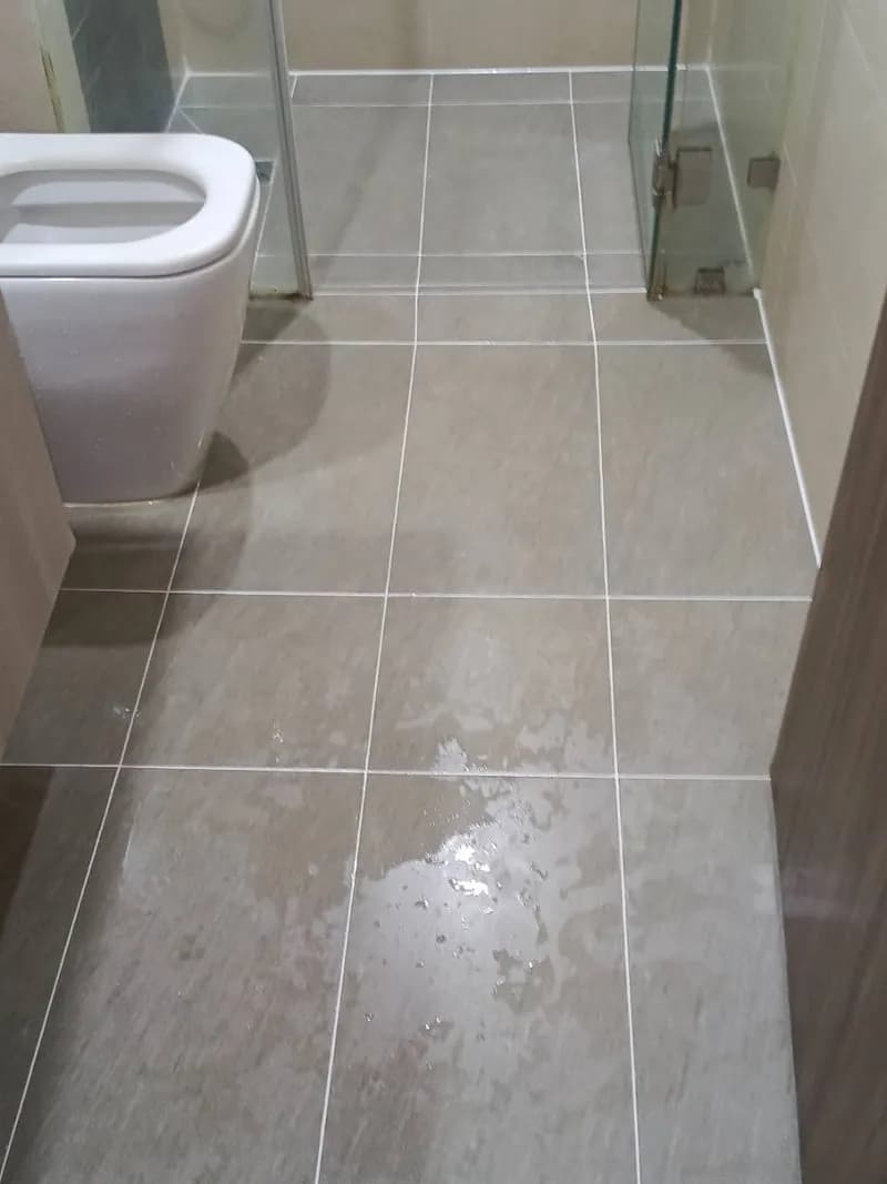Sau khi hoàn thành sửa sàn nhà vệ sinh tại phường Hoà Hưng TPHCM, Quận 10 — thợ Trần Ngọc Tùng