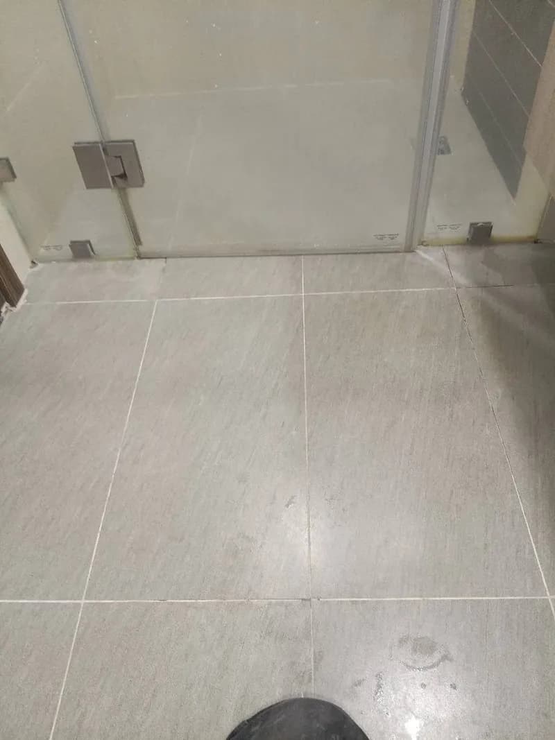Trước sửa sàn nhà vệ sinh tại phường Hoà Hưng TPHCM, Quận 10 — thợ Trần Ngọc Tùng