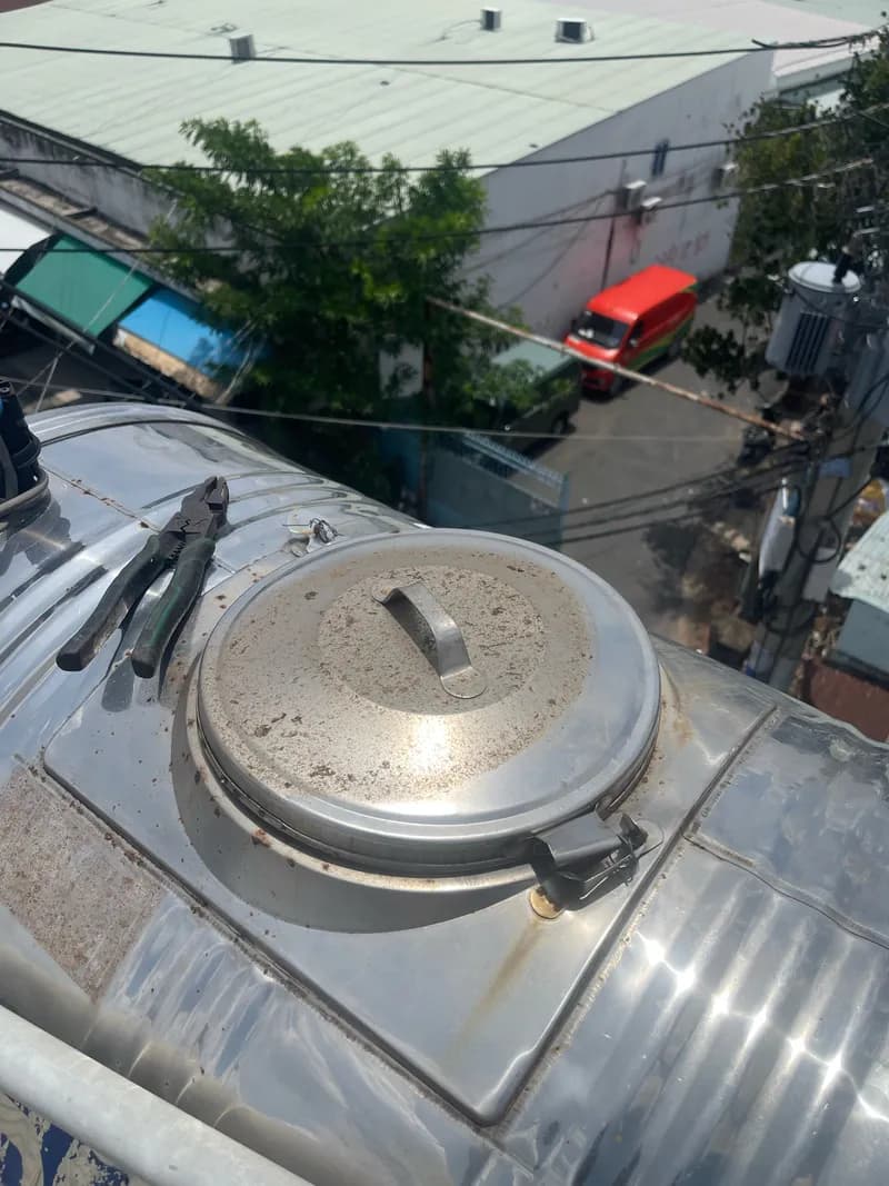 Sau khi hoàn thành sửa bồn nước inox tại Tân Phú — thợ Nguyễn Quốc Bảo