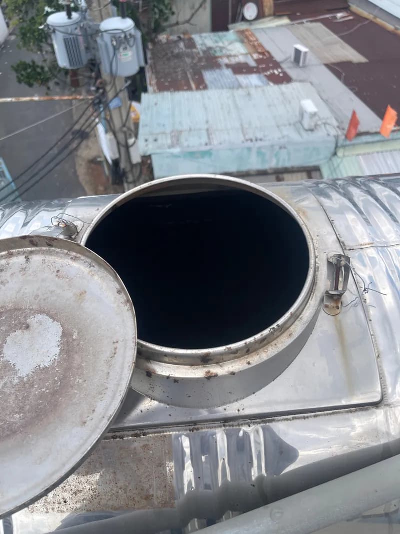 Trước sửa bồn nước inox tại Tân Phú — thợ Nguyễn Quốc Bảo