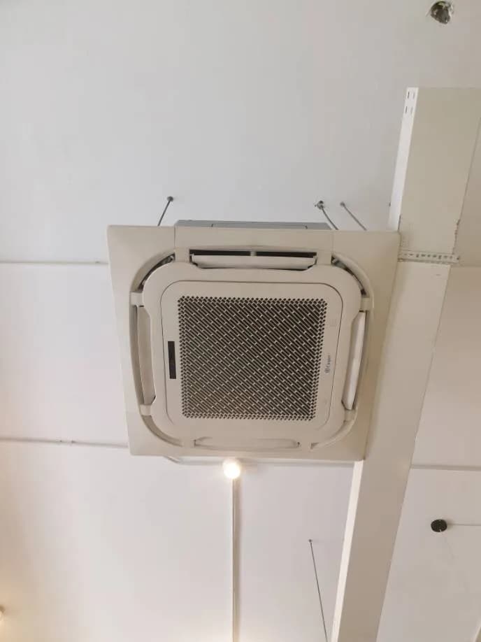 Trước sửa máy lạnh âm trần Casper tại Quận 7 — thợ Phan Chí Tâm