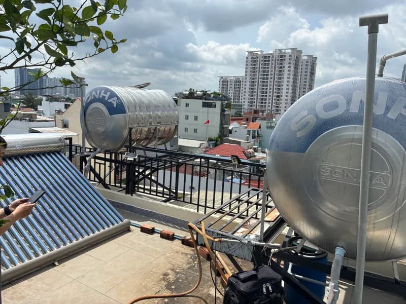 Trước sửa máy nước nóng năng lượng mặt trời Tân Á Đại Thành tại Phường Tân Thuận, Quận 7 — thợ Dương Oai