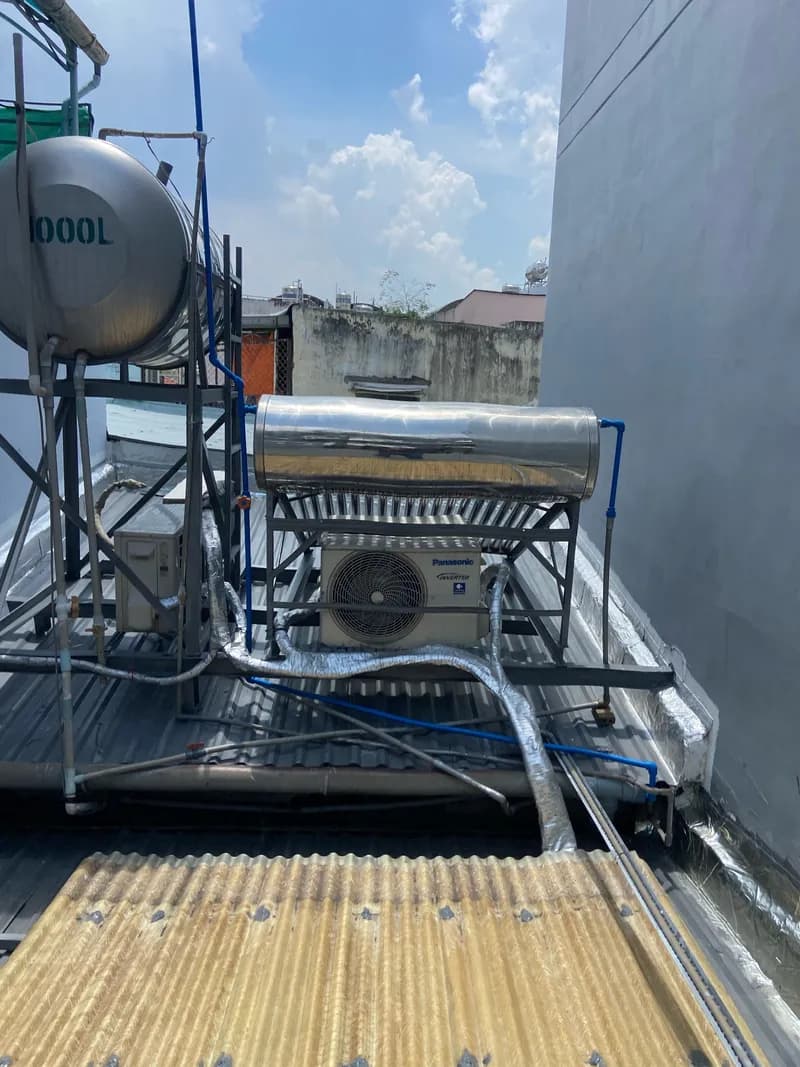 Sau khi hoàn thành sửa máy nước nóng năng lượng mặt trời Ariston tại phường Chợ Lớn, Quận 5 — thợ Trần Lào