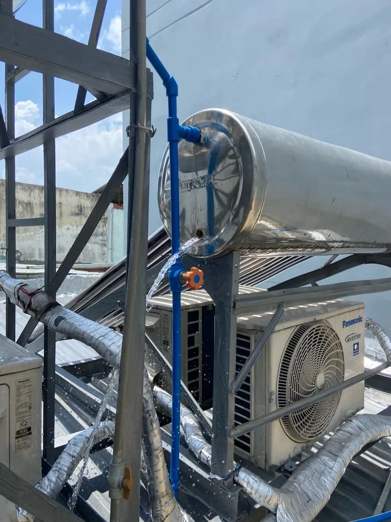 Trước sửa máy nước nóng năng lượng mặt trời Ariston tại phường Chợ Lớn, Quận 5 — thợ Trần Lào
