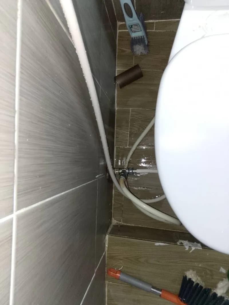 Trước sửa vòi xịt bồn cầu tại Quận 3 — thợ Trương Công Việt Trân