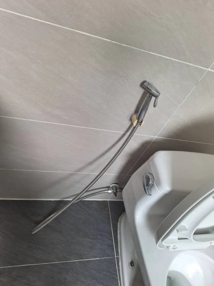 Trước sửa vòi sen tắm tại Quận 7 — thợ Trần Quốc Đông