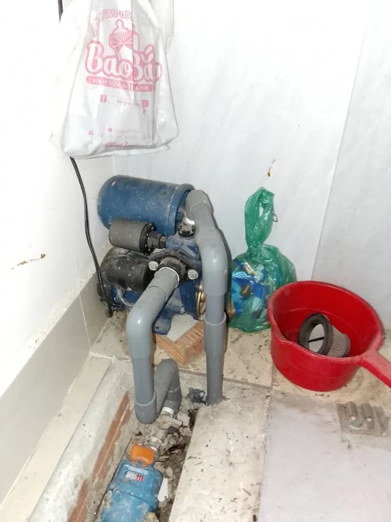 Trước sửa máy bơm tăng áp tại Bình Tân — thợ Trương Công Việt Trân