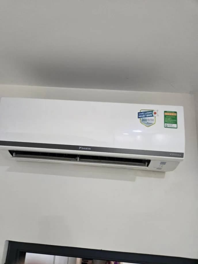 Sau khi hoàn thành sửa máy lạnh treo tường Daikin tại Tân Bình — thợ Lê Hữu Lộc