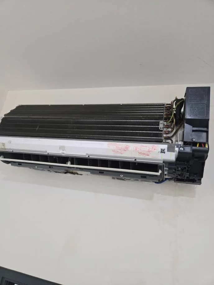Trước sửa máy lạnh treo tường Daikin tại Tân Bình — thợ Lê Hữu Lộc