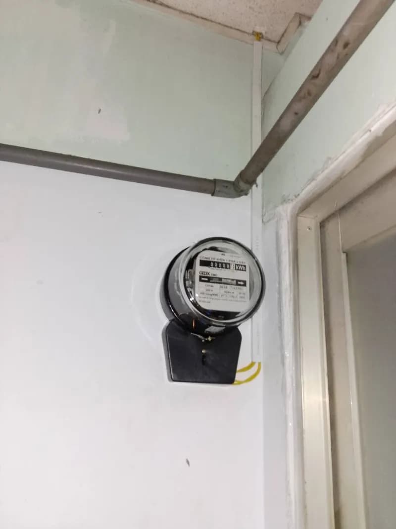 Sau khi hoàn thành sửa đồng hồ điện Gelex EMIC tại Phú Nhuận — thợ Trương Công Việt Trân