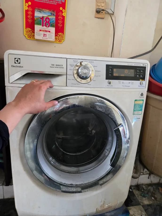 Sau khi hoàn thành sửa máy giặt lồng ngang Electrolux tại Quận 11 — thợ Lê Hữu Lộc