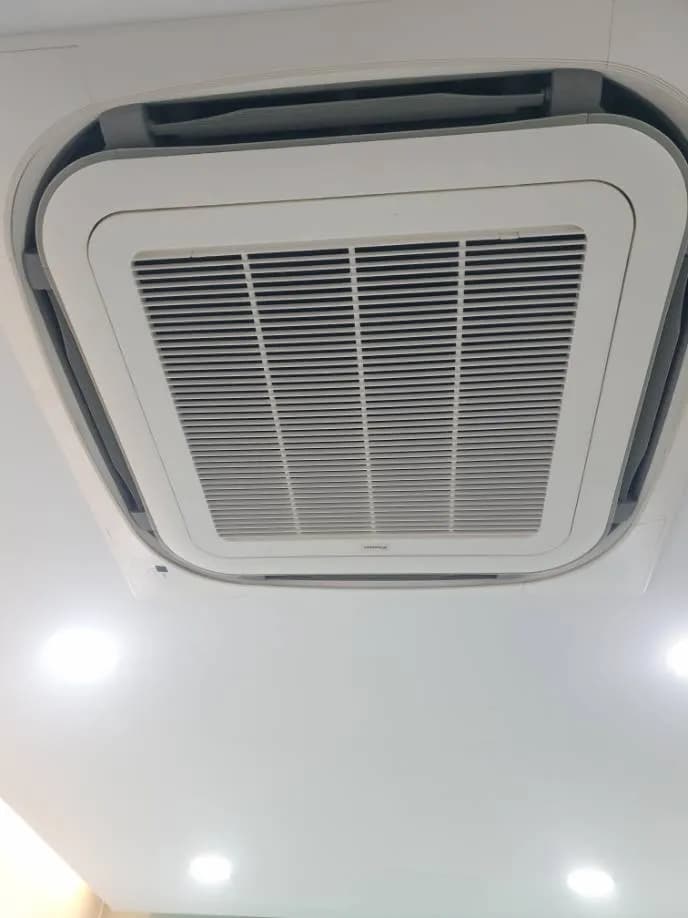 Sau khi hoàn thành sửa máy lạnh âm trần Daikin tại Quận 7 — thợ Phan Chí Tâm