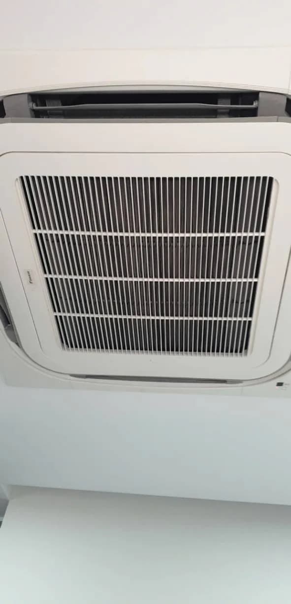 Trước sửa máy lạnh âm trần Daikin tại Quận 7 — thợ Phan Chí Tâm