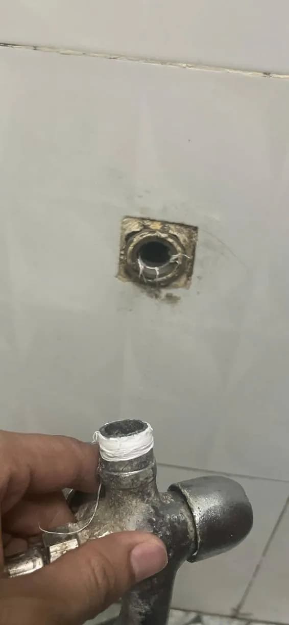 Thay vòi nước bị rò rỉ tại nhà vệ sinh khu vực Hóc Môn tại Hóc Môn