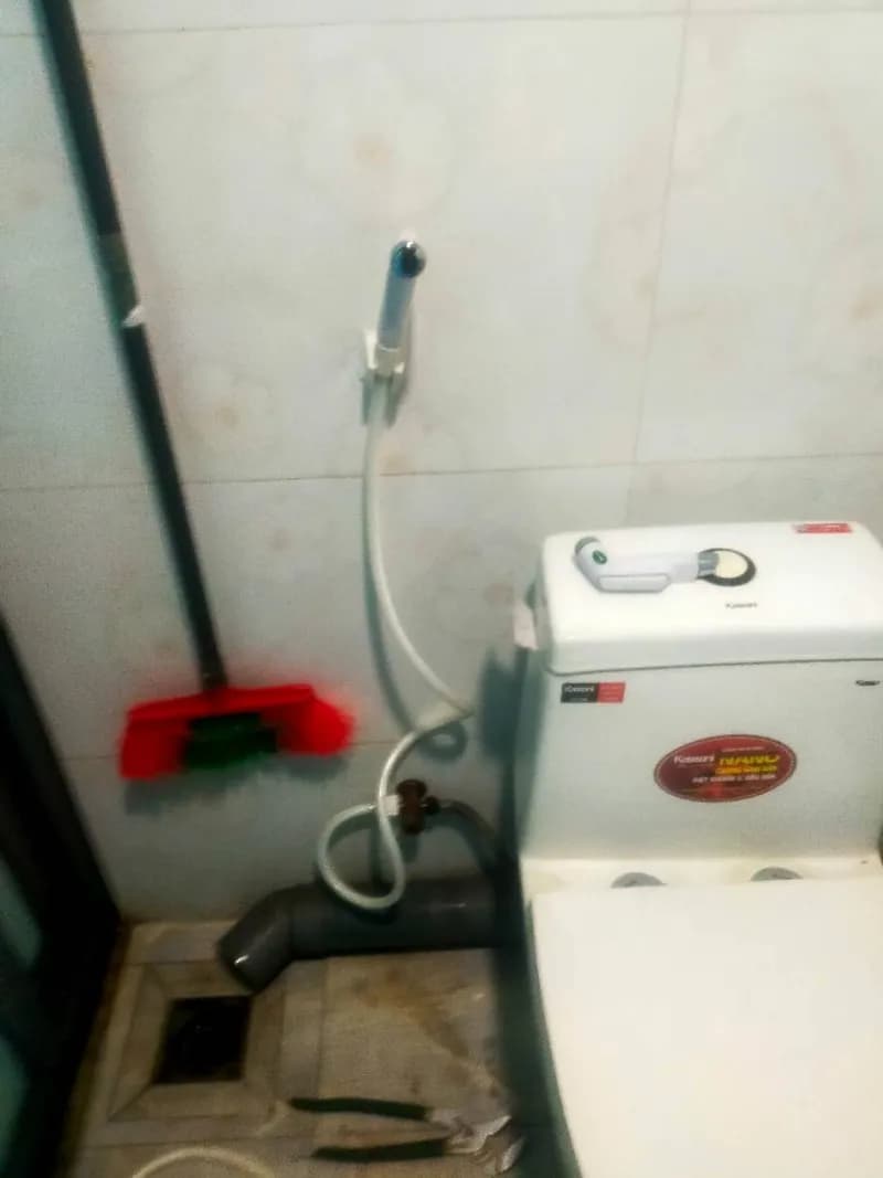Sau khi hoàn thành sửa vòi xịt bồn cầu Kassani tại Thủ Đức — thợ Lê Đăng Tuấn
