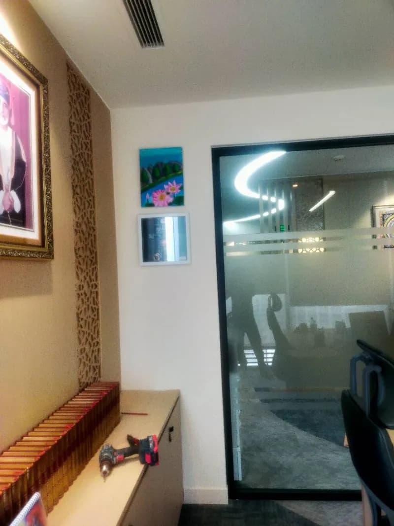 Sau khi hoàn thành sửa tranh treo tường tại Quận 1 — thợ Lê Đăng Tuấn
