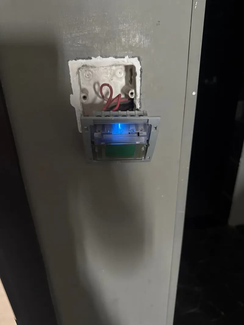 Trước sửa ổ cắm điện Panasonic tại Quận 10 — thợ Đặng Văn Thịnh