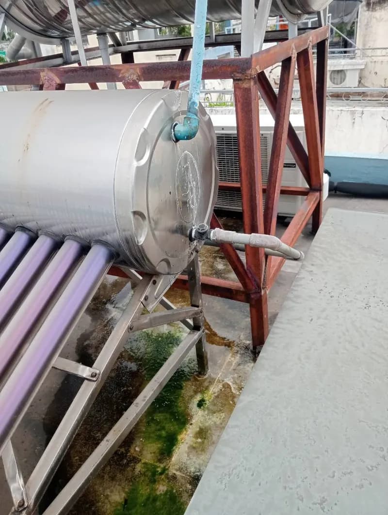 Trước sửa máy nước nóng năng lượng mặt trời Sunasawa tại TPHCM — thợ Võ Hồng Hải